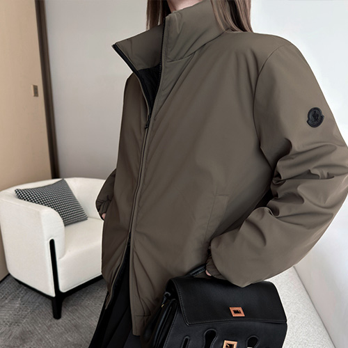 [홍콩명품.MONCLER] 몽클레어 25SS 로고 여성 터틀넥 다운 패딩 봄버 자켓 (2컬러), BM23476, MC, 레플리카의류,미러급사이트