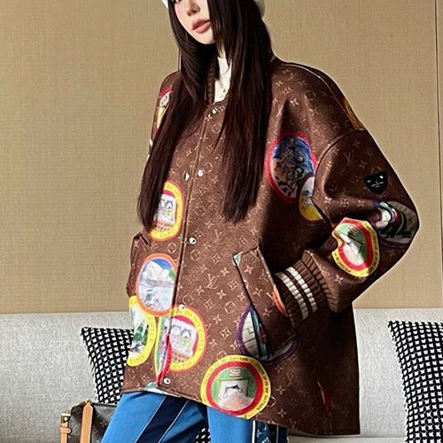 [홍콩명품.LOUIS VUITTON] 루이비통 25SS 로고 여성 모노그램 오버핏 솜자켓 (브라운), BM23901, MC, 레플리카의류,미러급사이트