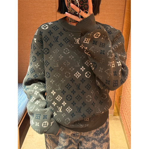 [홍콩명품.LOUIS VUITTON] 루이비통 25SS 로고 모노그램 니트 스웨터 (카키), BM24062, KK, 레플리카의류,미러급사이트