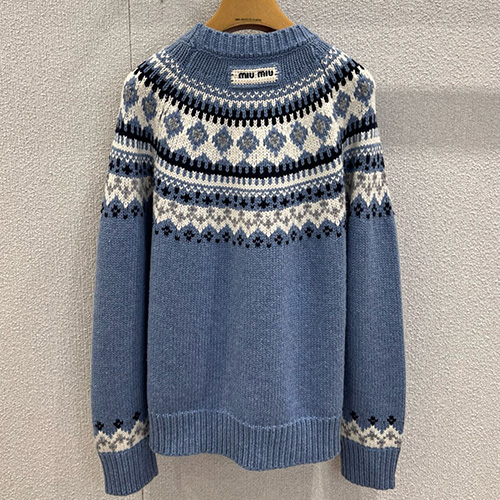 [홍콩명품,MIU MIU] 미우미우 25SS 로고 패턴 여성 니트 스웨터 (블루), BM24085, KSM, 레플리카의류,미러급사이트