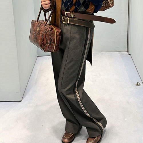 [홍콩명품,MIU MIU] 미우미우 25SS 로고 자수 조거 팬츠 바지 (그레이), BM24251, KK, 레플리카의류,미러급사이트