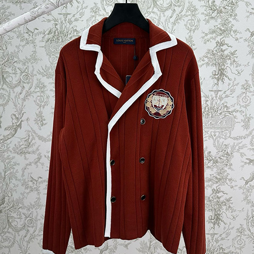 [홍콩명품.LOUIS VUITTON] 루이비통 25SS 로고 여성 카라 니트 가디건 자켓 (레드), BM24266, KK, 레플리카의류,미러급사이트
