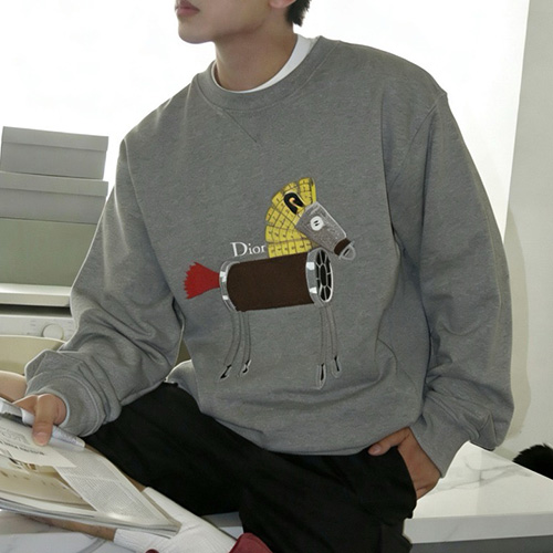 [홍콩명품,Christian Dior] 디올 26SS 로고 그래픽 자수 맨투맨 티셔츠 (그레이), BM24725, KK, 레플리카의류,미러급사이트