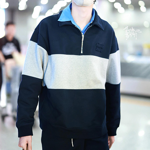 [홍콩명품,MIU MIU] 미우미우 26SS 로고 하프지퍼 카라 맨투맨 티셔츠 (네이비-그레이), BM24791, S1F, 레플리카의류,미러급사이트