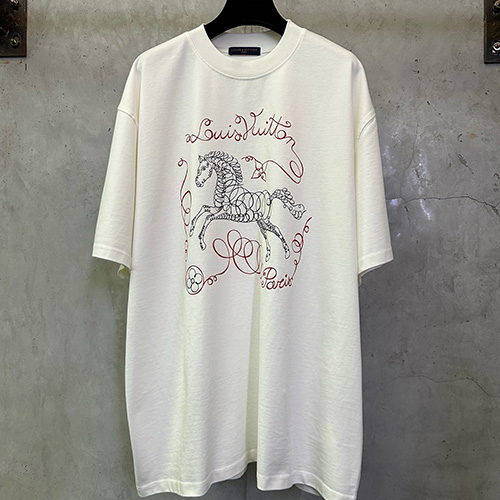 [홍콩명품.LOUIS VUITTON] 루이비통 26SS 로고 그래픽 프린트 반팔 티셔츠 (화이트), BM24810, KK, 레플리카의류,미러급사이트