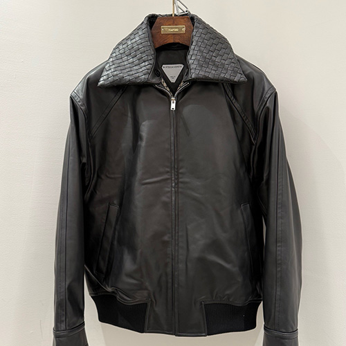 [가격문의][홍콩명품.BOTTEGA VENETA] 보테가베네타 26SS 로고 레더 가죽 인트레치아토 카라 봄버 자켓 (블랙), BM24900, TOM, 레플리카의류,미러급사이트