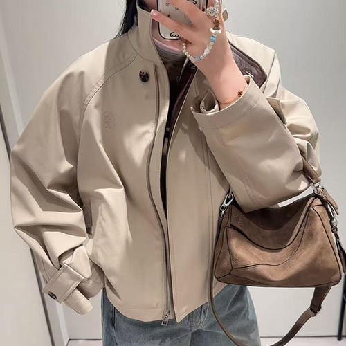 [홍콩명품.LOEWE] 로에베 26SS 로고 자수 여성 터틀넥 바람막이 자켓 (베이지), BM25078, TBG, 레플리카의류,미러급사이트